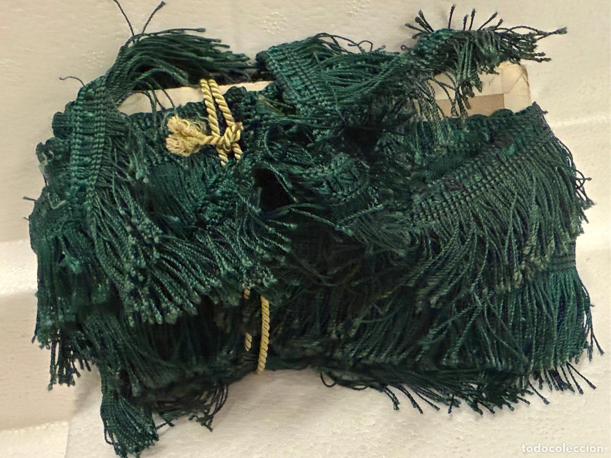 Antig&uuml;edades: Antiguas tiras de pasamaneria, flequillo verde fino. Son 2 trozos. Miden unos 3metros + 2 metros