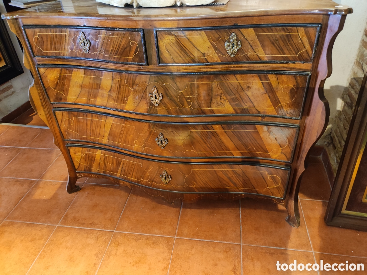 Antig&uuml;edades: C&oacute;moda de formas siglo XVIII - Foto 1