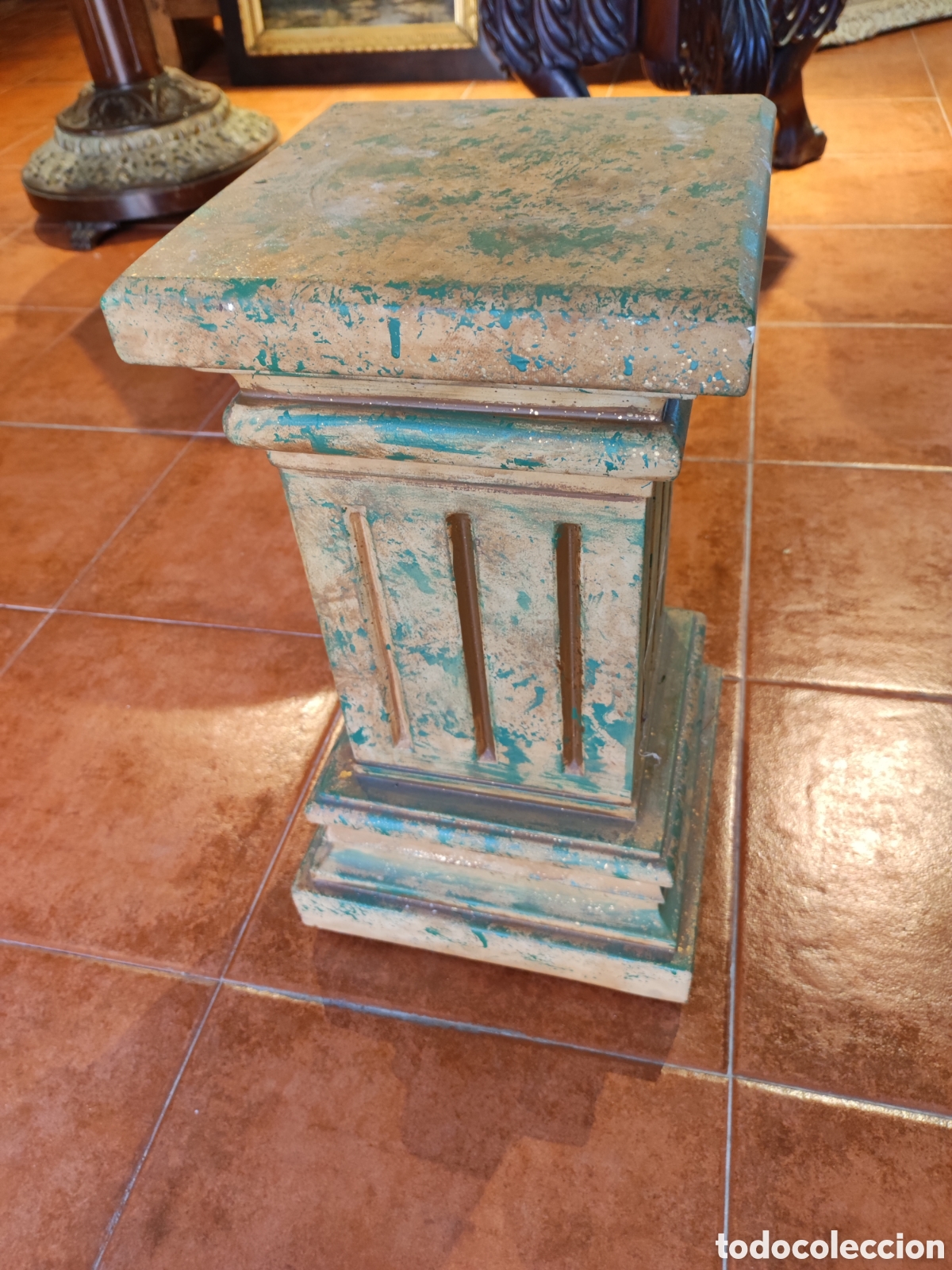 Antig&uuml;edades: Peana de estuco decorada - Foto 1