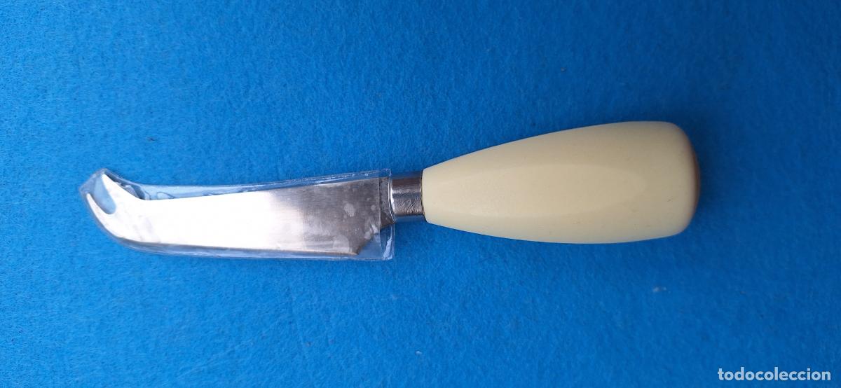 Antig&uuml;edades: Cuchillo para queso. Doble punta. Metal y pl&aacute;stico - Foto 2