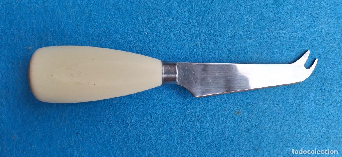 Antig&uuml;edades: Cuchillo para queso. Doble punta. Metal y pl&aacute;stico - Foto 3