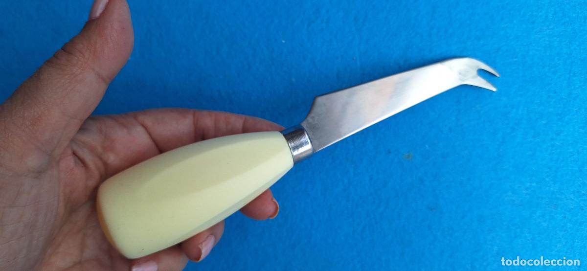 Antig&uuml;edades: Cuchillo para queso. Doble punta. Metal y pl&aacute;stico - Foto 4