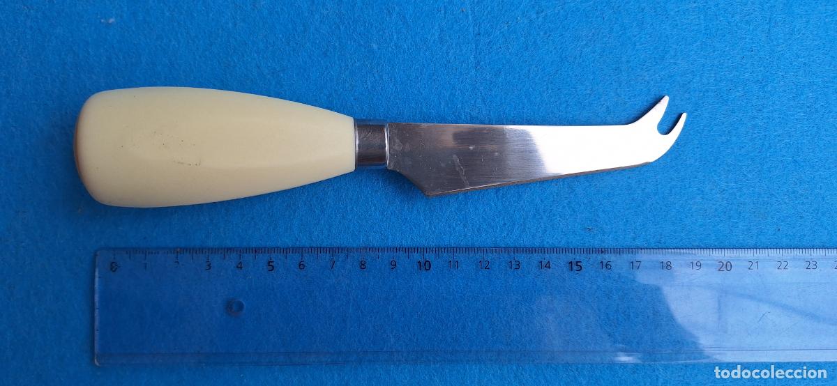 Antig&uuml;edades: Cuchillo para queso. Doble punta. Metal y pl&aacute;stico - Foto 7