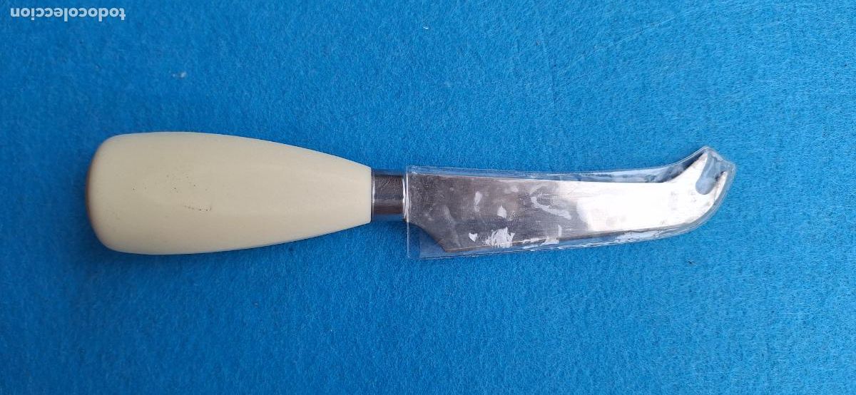 Antig&uuml;edades: Cuchillo para queso. Doble punta. Metal y pl&aacute;stico - Foto 1