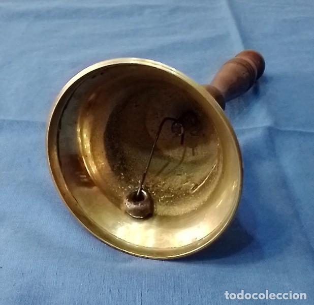 Antig&uuml;edades: antigua campanilla religiosa de bronce - Foto 1