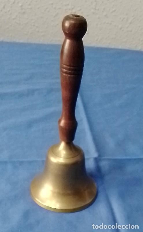 Antig&uuml;edades: antigua campanilla religiosa de bronce - Foto 3
