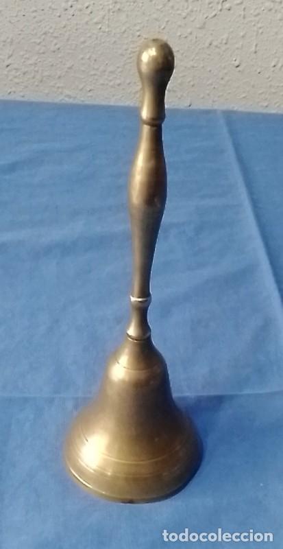 Antig&uuml;edades: antigua campanilla religiosa de bronce - Foto 2