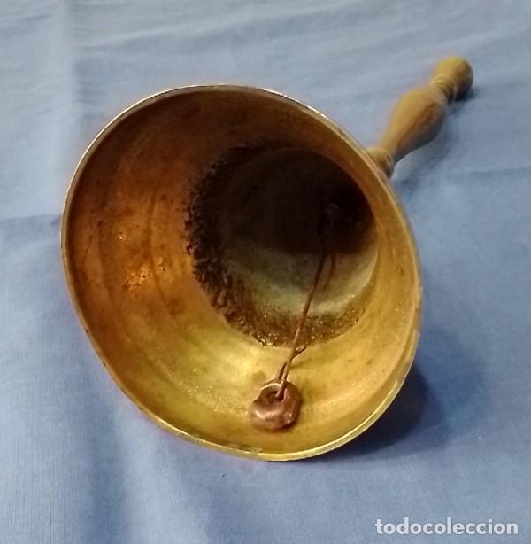 Antig&uuml;edades: antigua campanilla religiosa de bronce - Foto 3