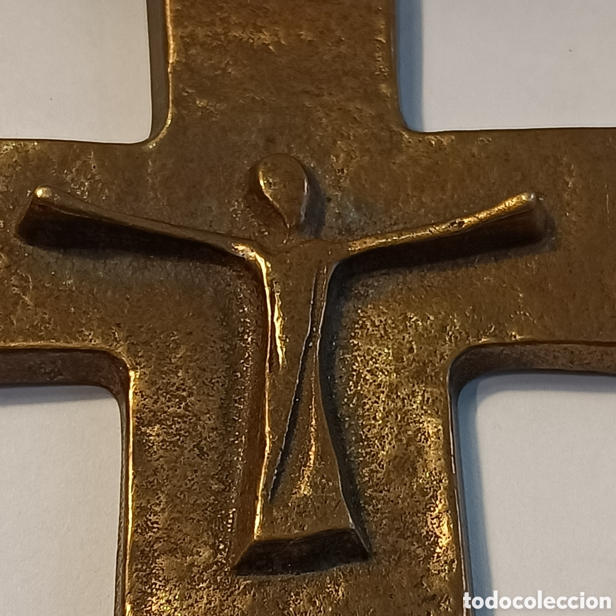 Antig&uuml;edades: Crucifijo de bronce de los a&ntilde;os 70. - Foto 2