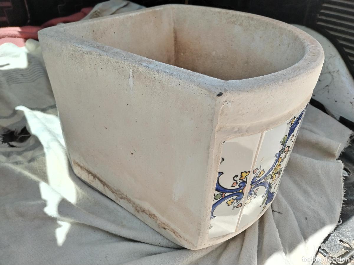 Antig&uuml;edades: macetero rinconera de piedra y azulejos - Foto 3