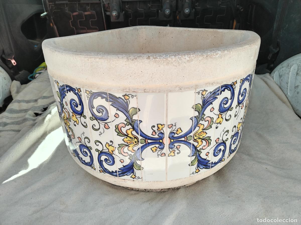 Antig&uuml;edades: macetero rinconera de piedra y azulejos - Foto 1