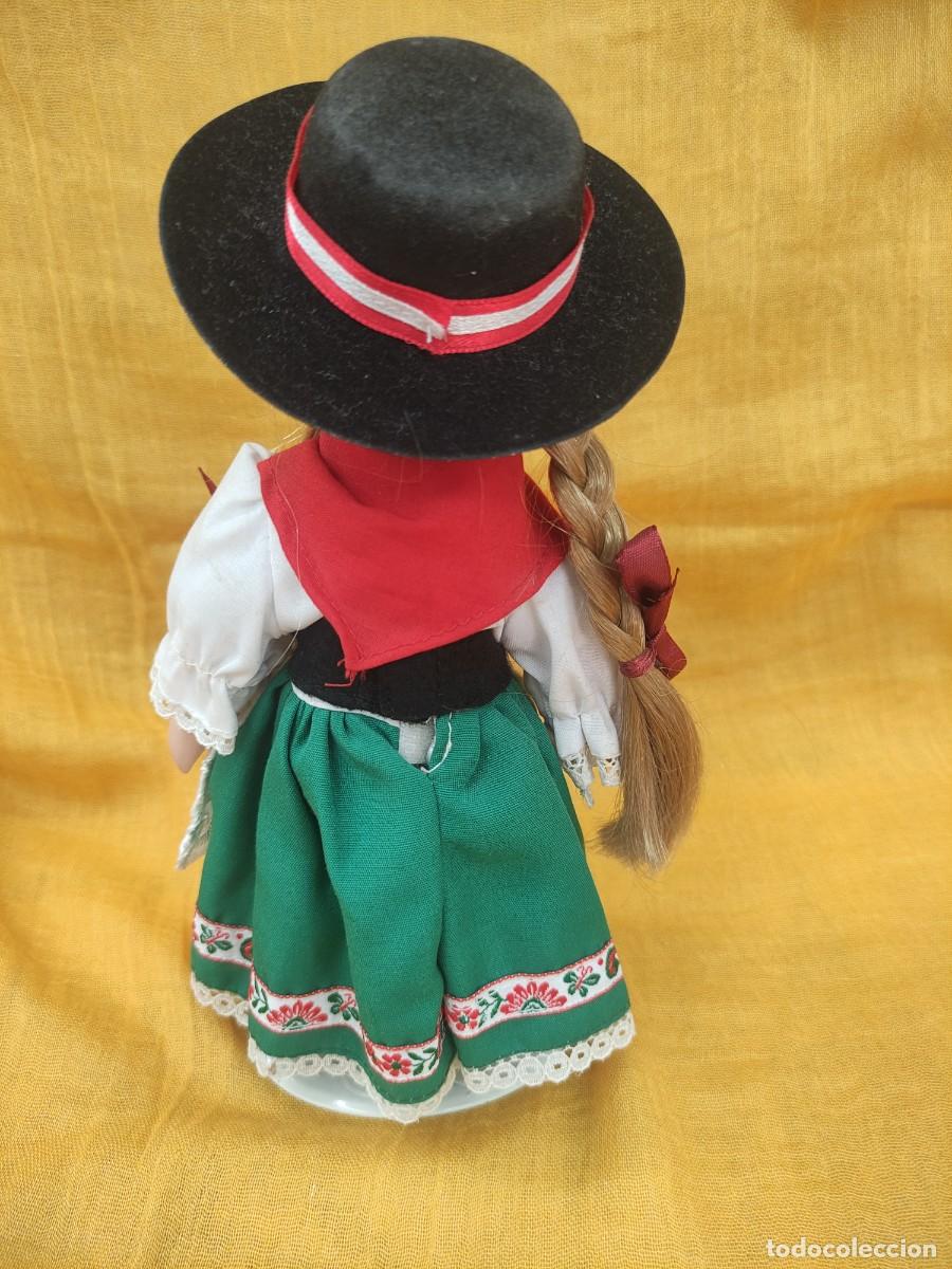 Antig&uuml;edades: MU&Ntilde;ECA REGIONAL AUSTRIA PORCELANA. . - Foto 2