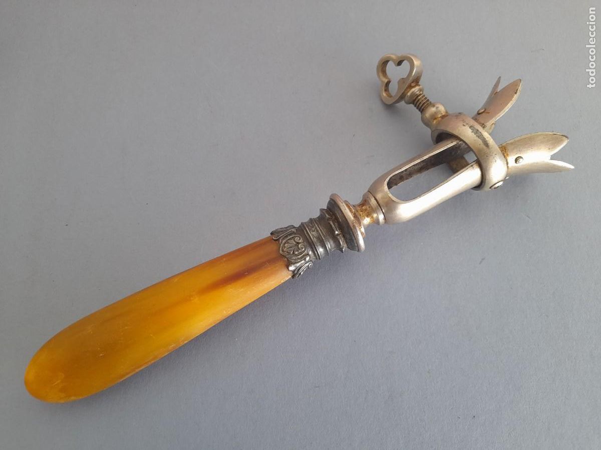 Antig&uuml;edades: soporte pinza de cordero, frances, con mango de asta, 21cm aprox, se&ntilde;ales de edad y uso, TD pari