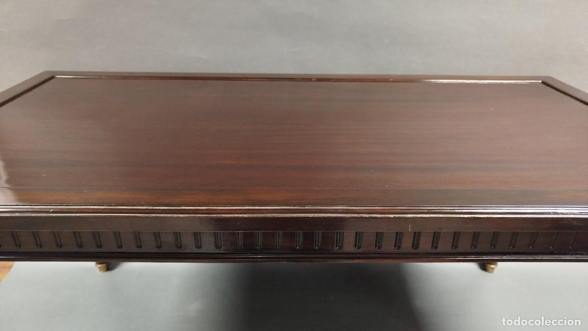 Antig&uuml;edades: MESA DE CENTRO DE MADERA DE HAYA Y ADORNOS DE BRONCE - Foto 15