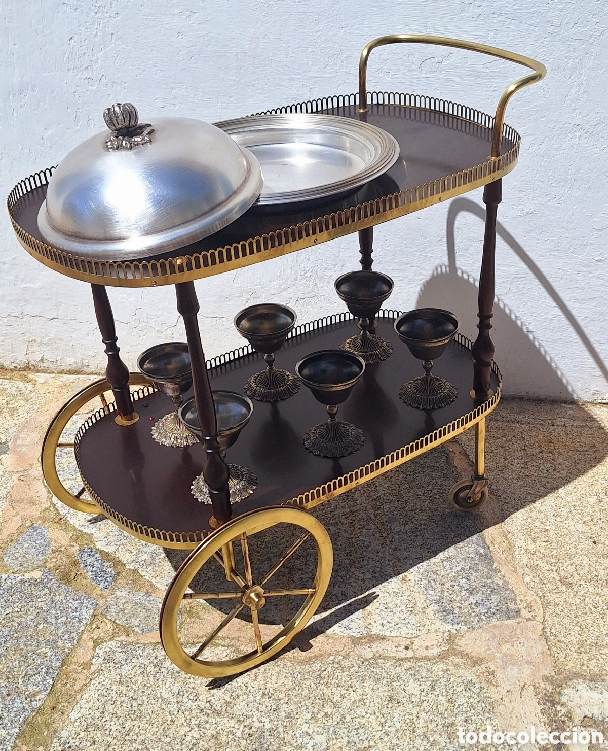 Antig&uuml;edades: Antig&uuml;a mesa de servir con bandeja y copas - Foto 5