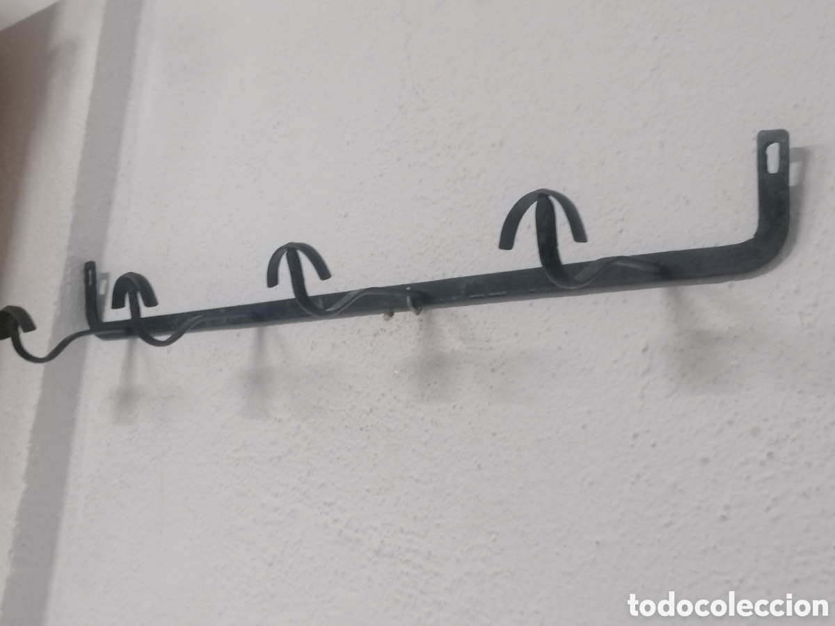 Antig&uuml;edades: Perchero de pared de forja antiguo - Foto 1