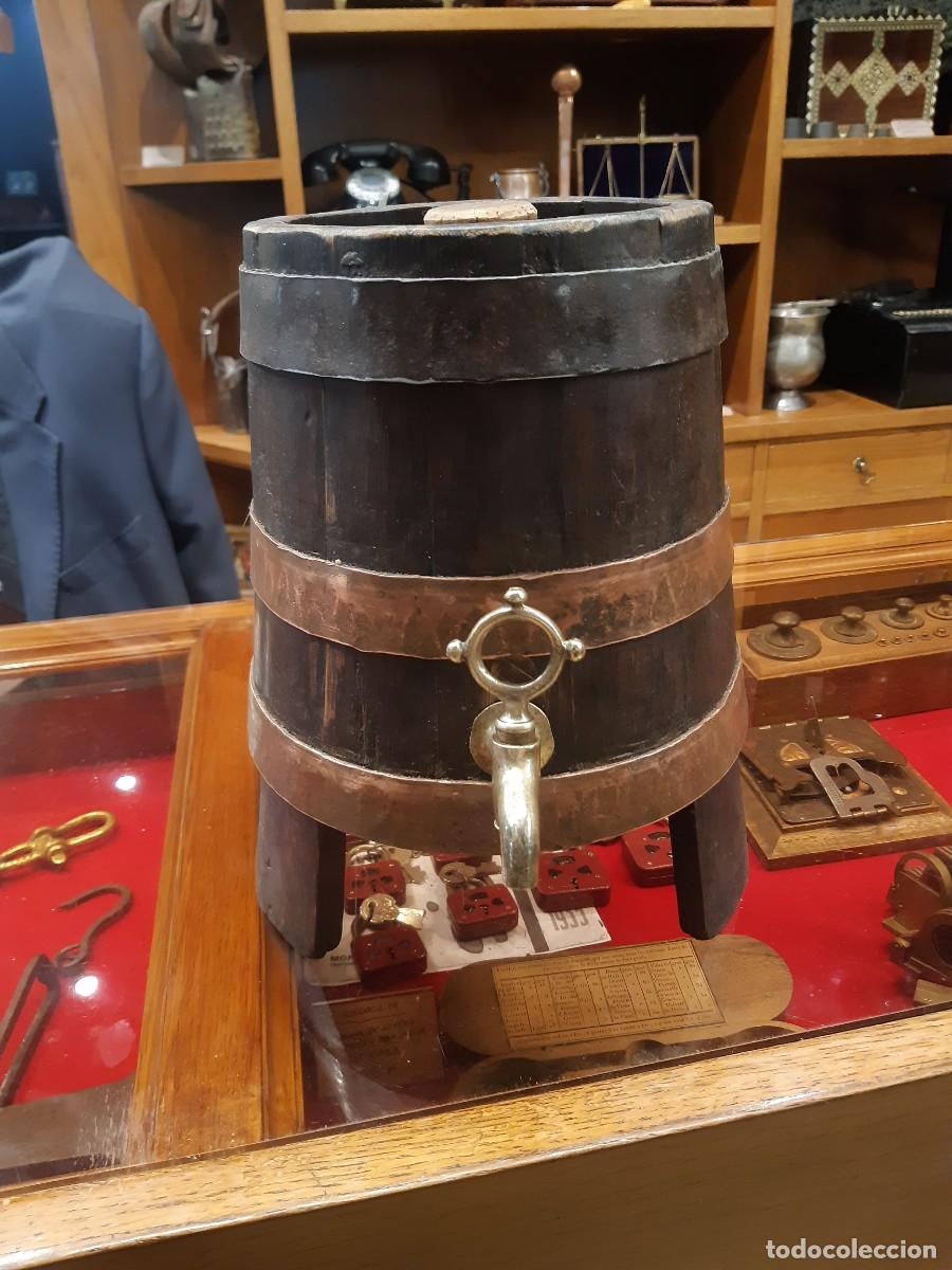 Antig&uuml;edades: RECIPIENTE DE MADERA Y LATON CON GRIFO - Foto 1