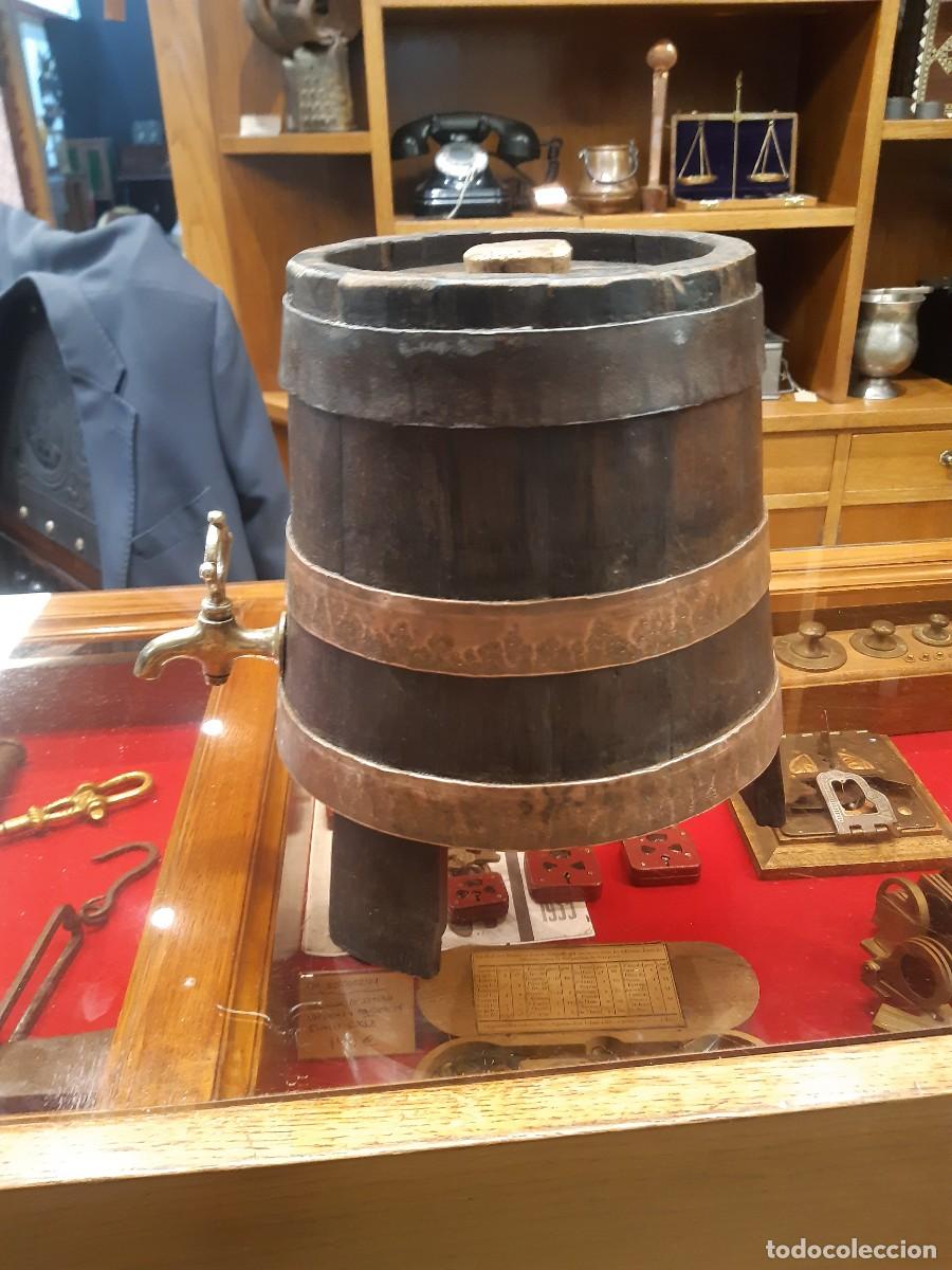 Antig&uuml;edades: RECIPIENTE DE MADERA Y LATON CON GRIFO - Foto 2
