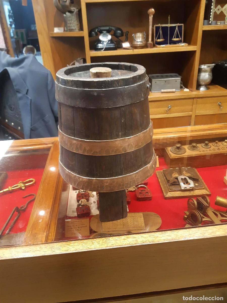 Antig&uuml;edades: RECIPIENTE DE MADERA Y LATON CON GRIFO - Foto 3