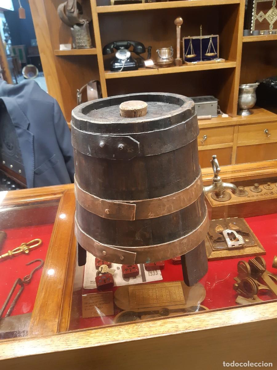 Antig&uuml;edades: RECIPIENTE DE MADERA Y LATON CON GRIFO - Foto 4