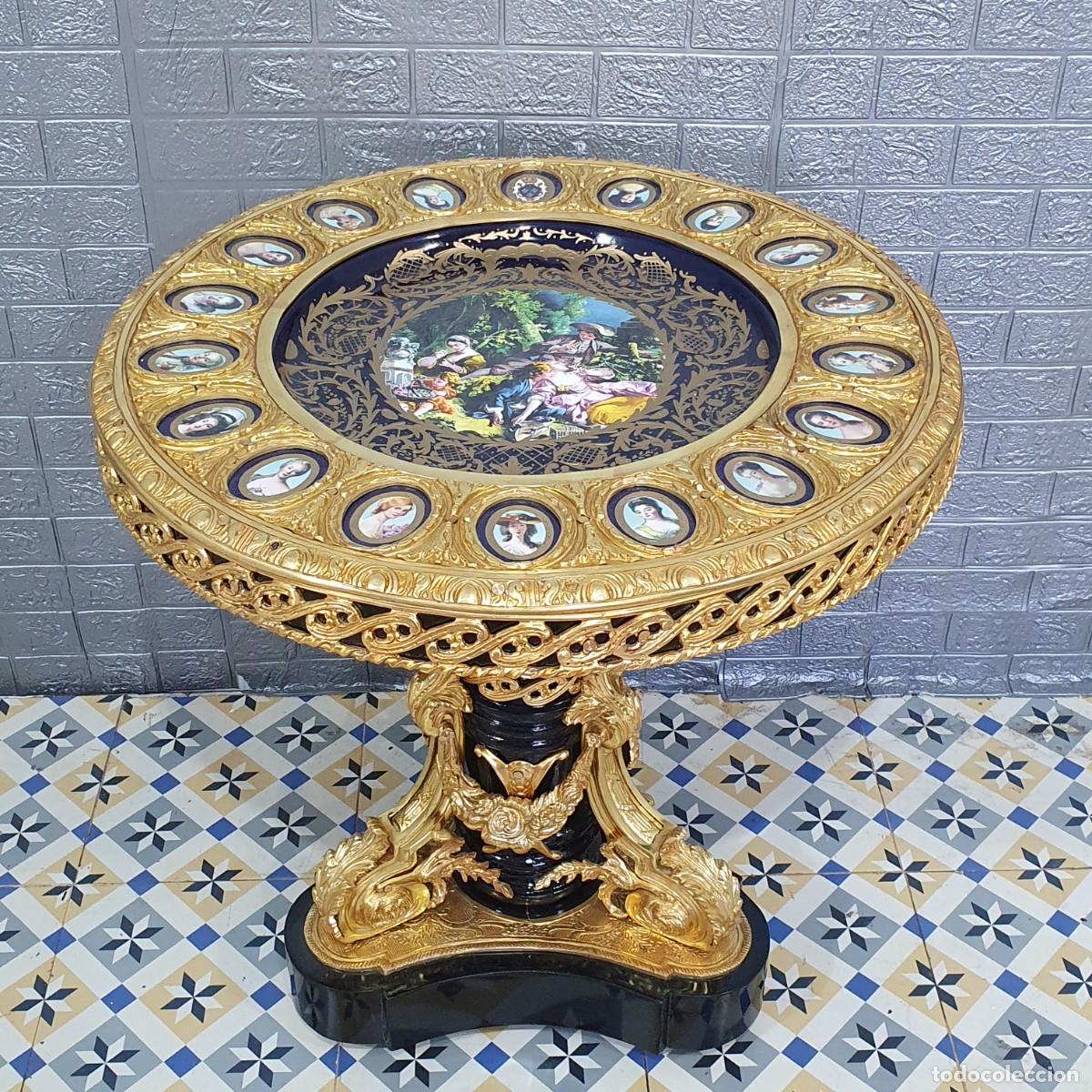 Antig&uuml;edades: Mesa auxiliar porcelana y bronce - Foto 1