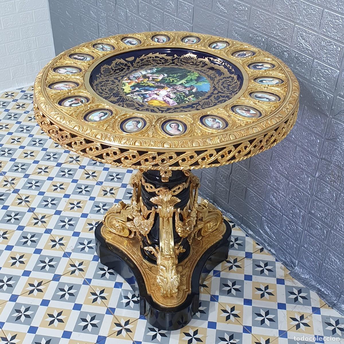 Antig&uuml;edades: Mesa auxiliar porcelana y bronce - Foto 3