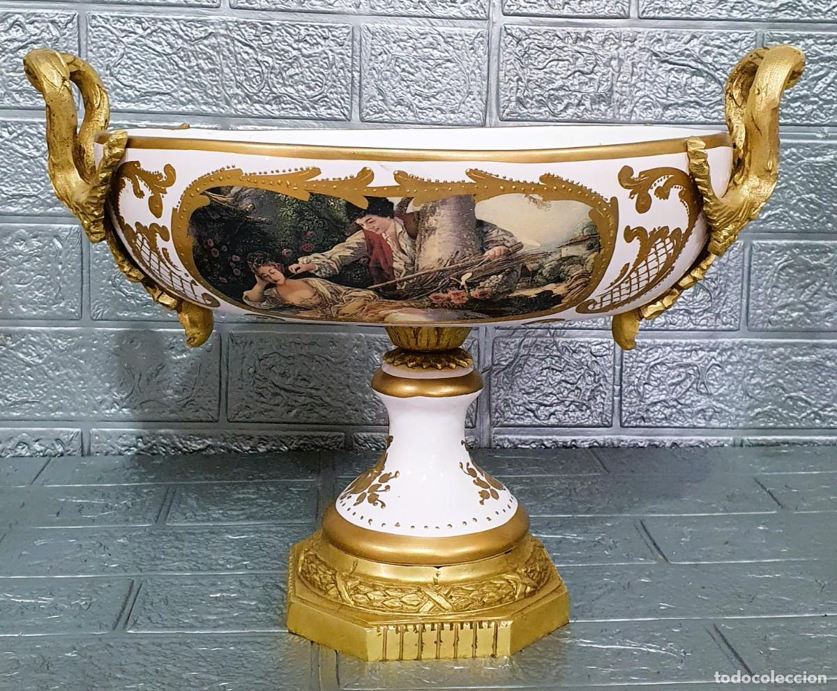 Antig&uuml;edades: Centro de mesa en porcelana y bronce - Foto 1