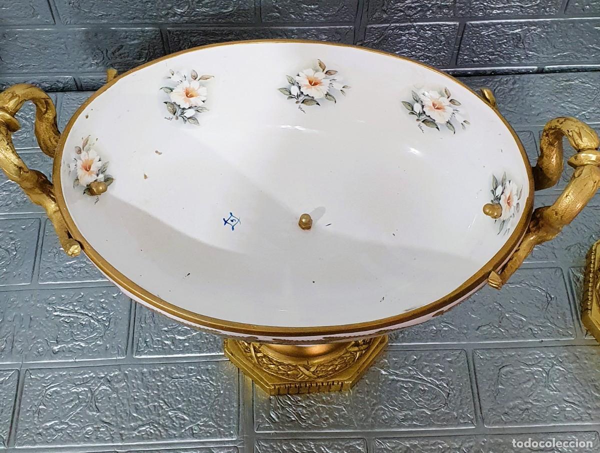 Antig&uuml;edades: Centro de mesa en porcelana y bronce - Foto 2