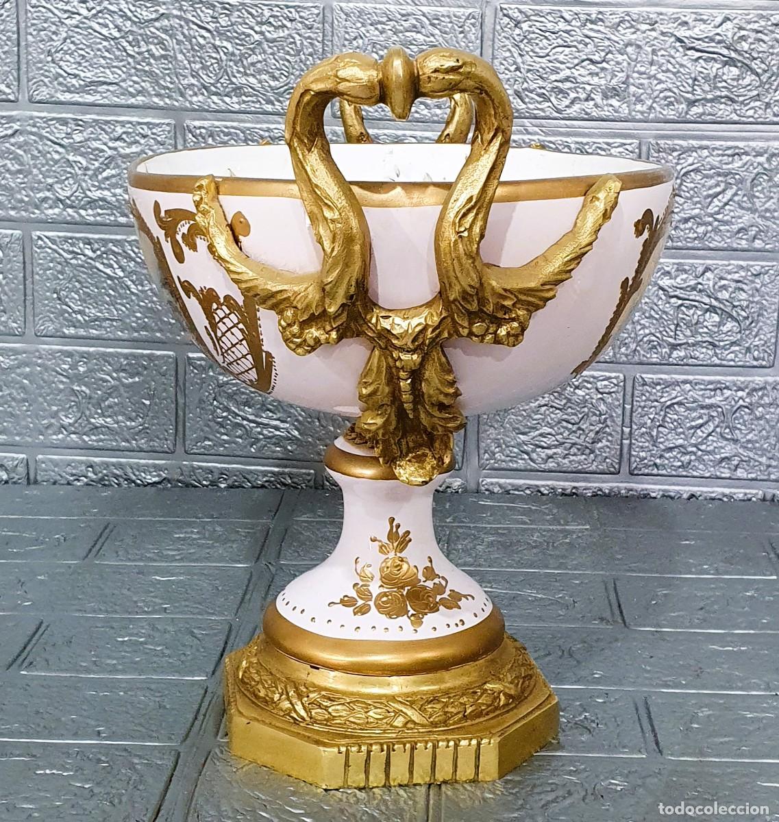 Antig&uuml;edades: Centro de mesa en porcelana y bronce - Foto 4