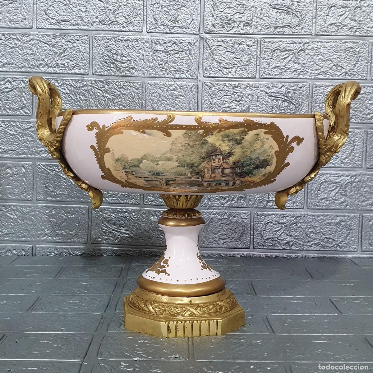 Antig&uuml;edades: Centro de mesa en porcelana y bronce - Foto 5