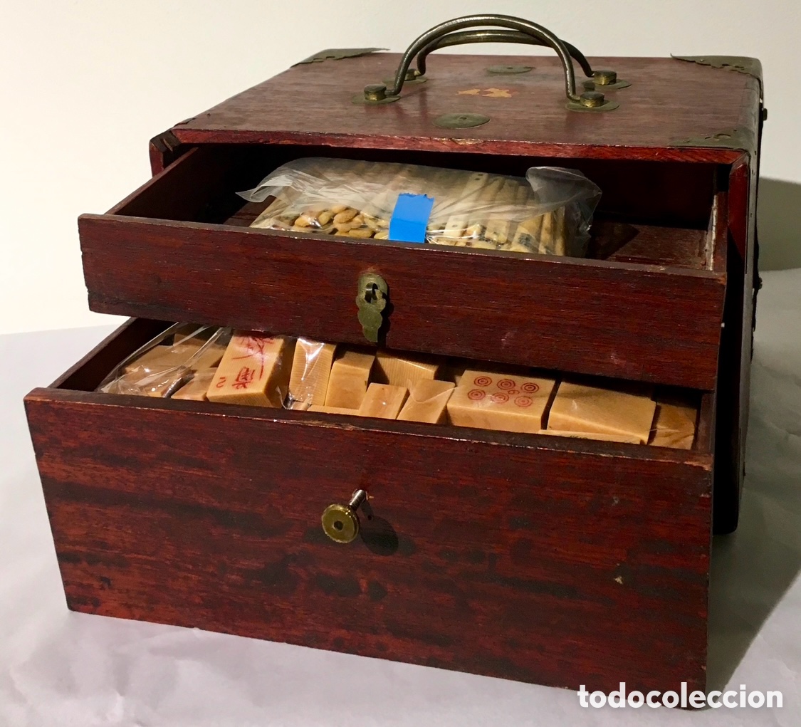 Antiquit&eacute;s: Juego de mesa Chino. Caja de madera y metal. Palos de hueso y dados de resina. A&ntilde;os 30.
