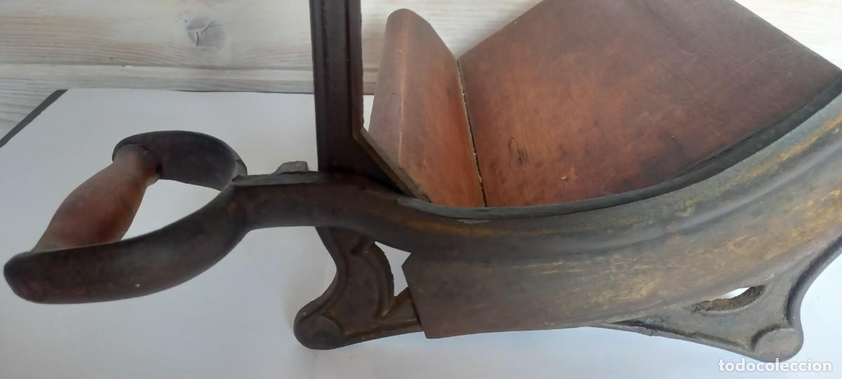 Antig&uuml;edades: Antigua cortadora de pan - Foto 3