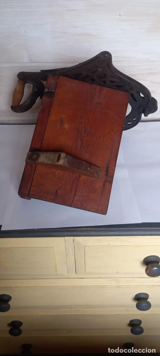 Antig&uuml;edades: Antigua cortadora de pan - Foto 5