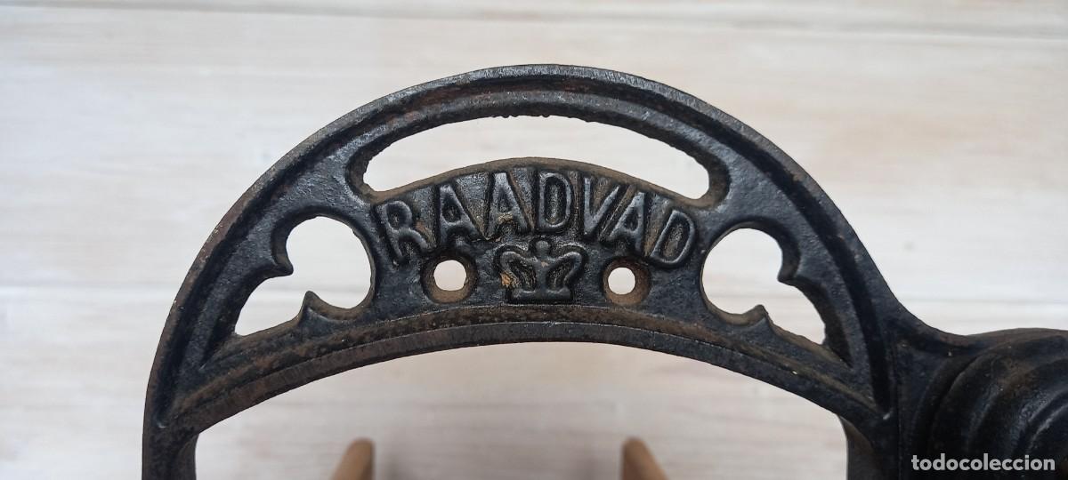 Antig&uuml;edades: Cortadora de pan Raadvad antigua - Foto 2