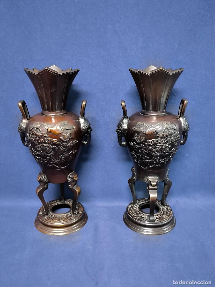 Antig&uuml;edades: PAREJA DE JARRONES ORIENTALES DE BRONCE EPOCA 1900 - Foto 1