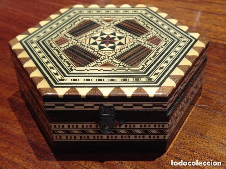 Antig&uuml;edades: Caja taracea granadina nazari - Foto 2