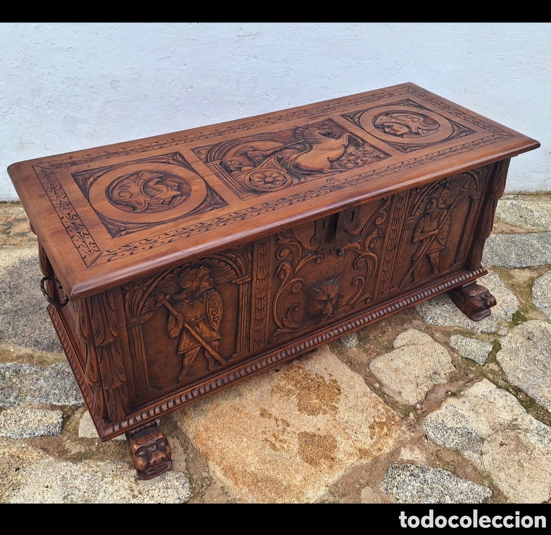 Antig&uuml;edades: Cofre de madera tallado a mano - Foto 1