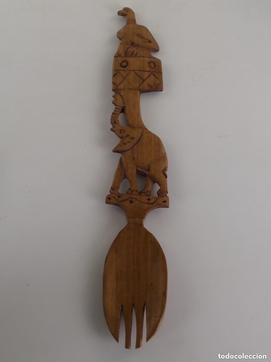 Antig&uuml;edades: DECORACION TALLADA EN MADERA EN FORMA DE TENEDOR - Foto 1