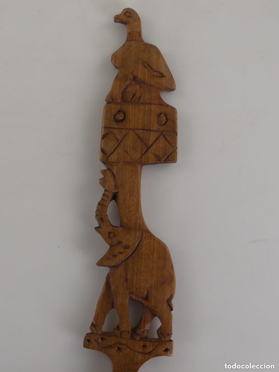 Antig&uuml;edades: DECORACION TALLADA EN MADERA EN FORMA DE TENEDOR - Foto 2