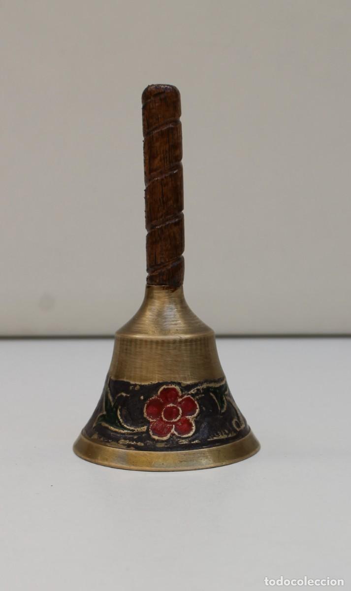 Antig&uuml;edades: CAMPANILLA LLAMADOR DE BRONCE Y MANGO DE MADERA 11cm - Foto 1