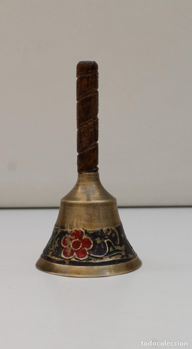 Antig&uuml;edades: CAMPANILLA LLAMADOR DE BRONCE Y MANGO DE MADERA 11cm - Foto 2