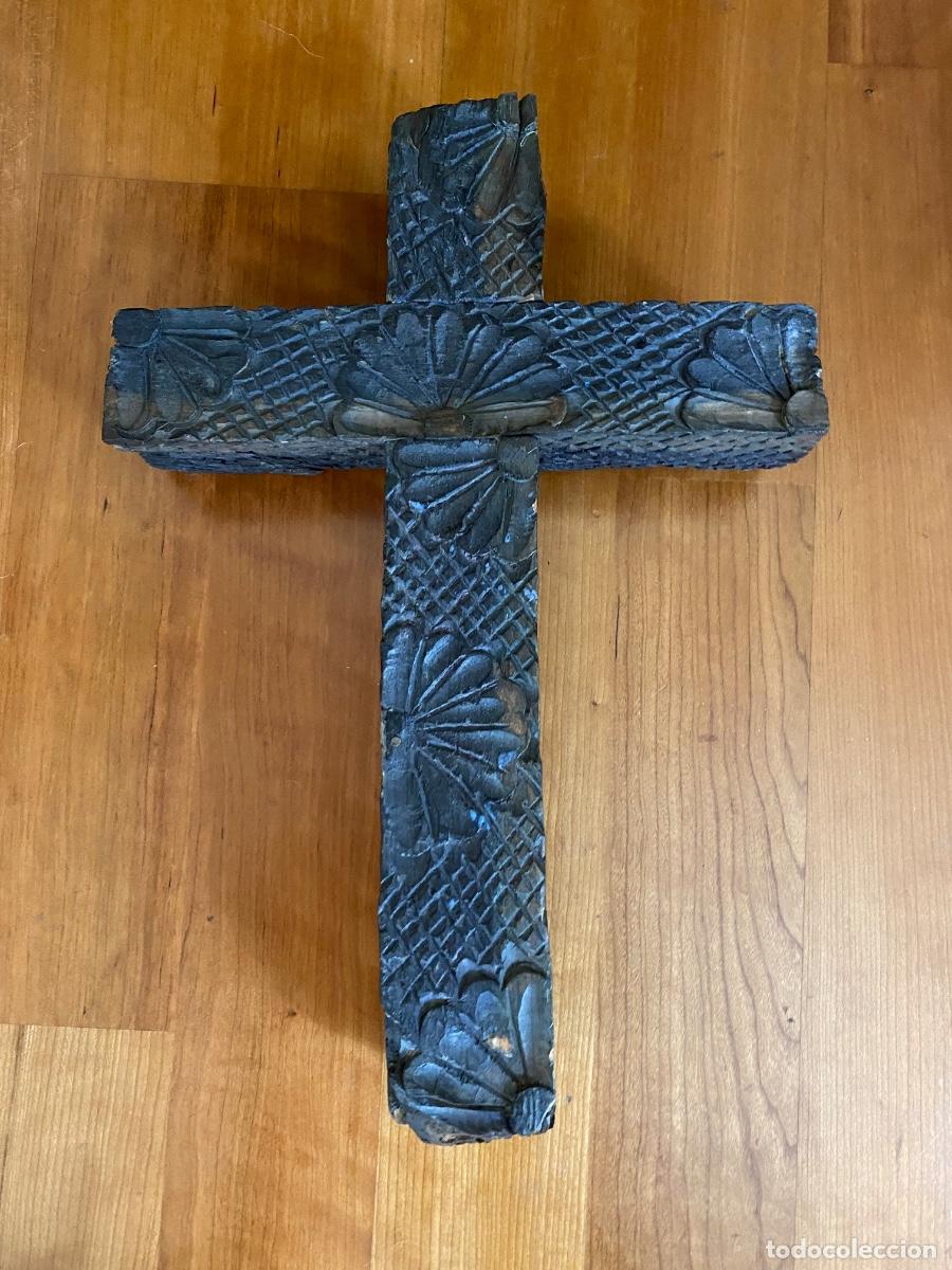 Antig&uuml;edades: Cruz de madera rustica tallada. - Foto 1