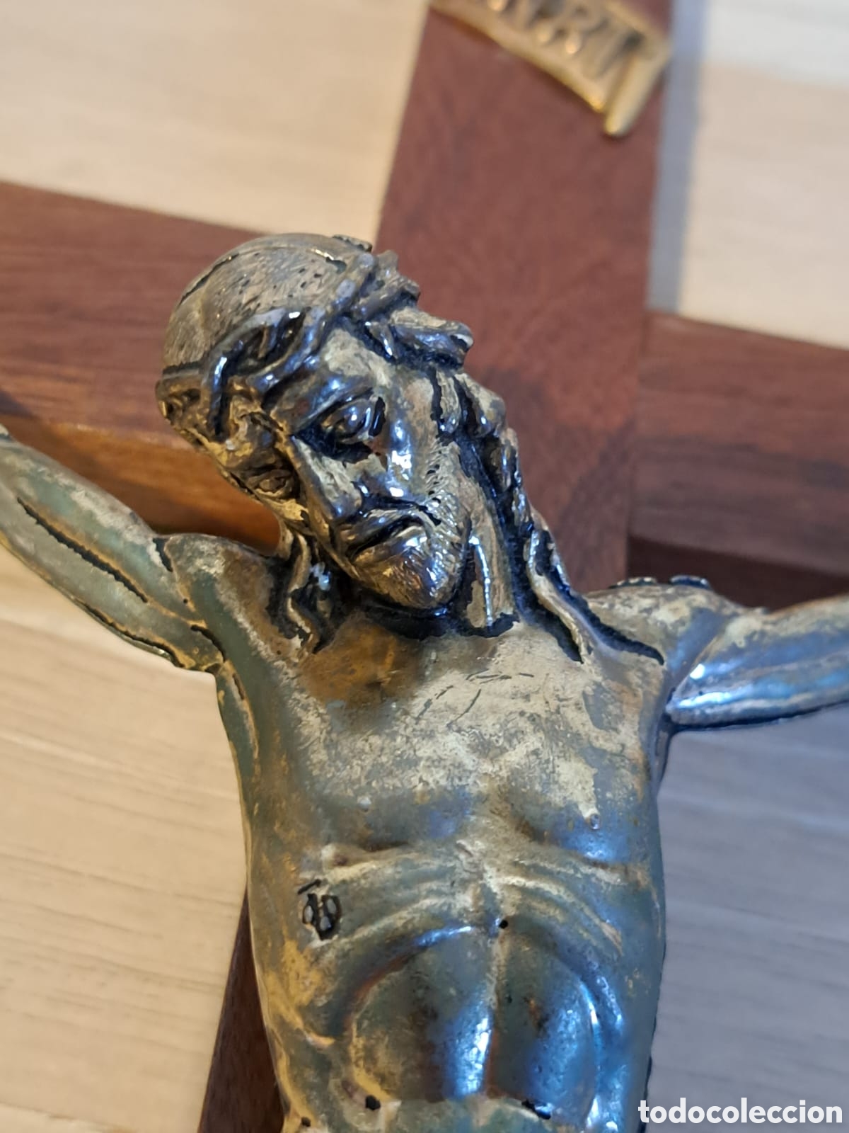 Antig&uuml;edades: Crucifijo de metal y madera - Foto 2