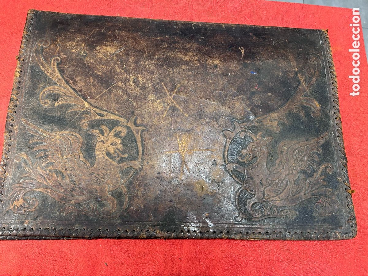 Escritorio de cuero repujado