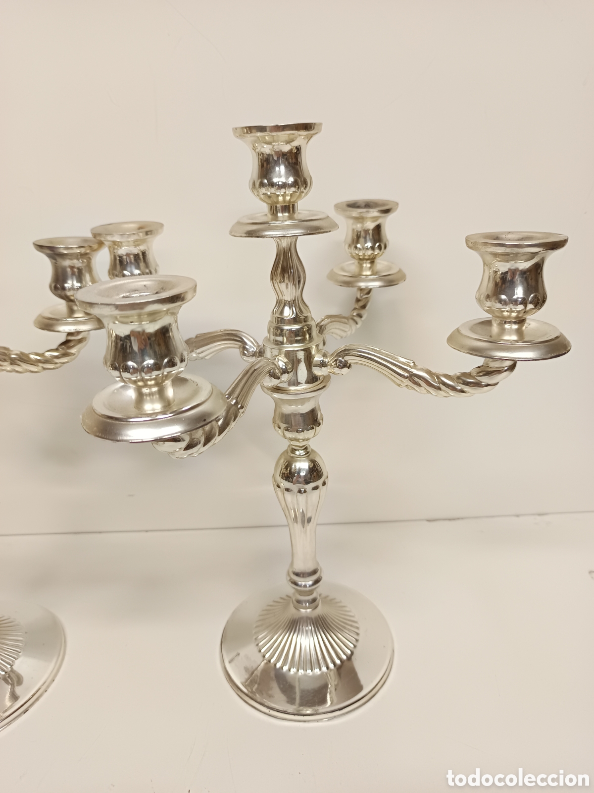 Antig&uuml;edades: Pareja de candelabros en alpaca - Foto 3