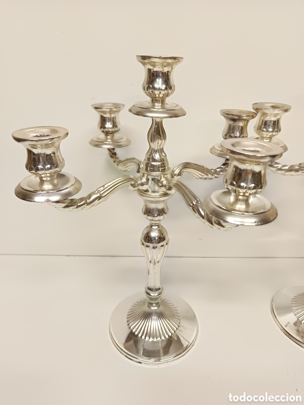 Antig&uuml;edades: Pareja de candelabros en alpaca - Foto 4