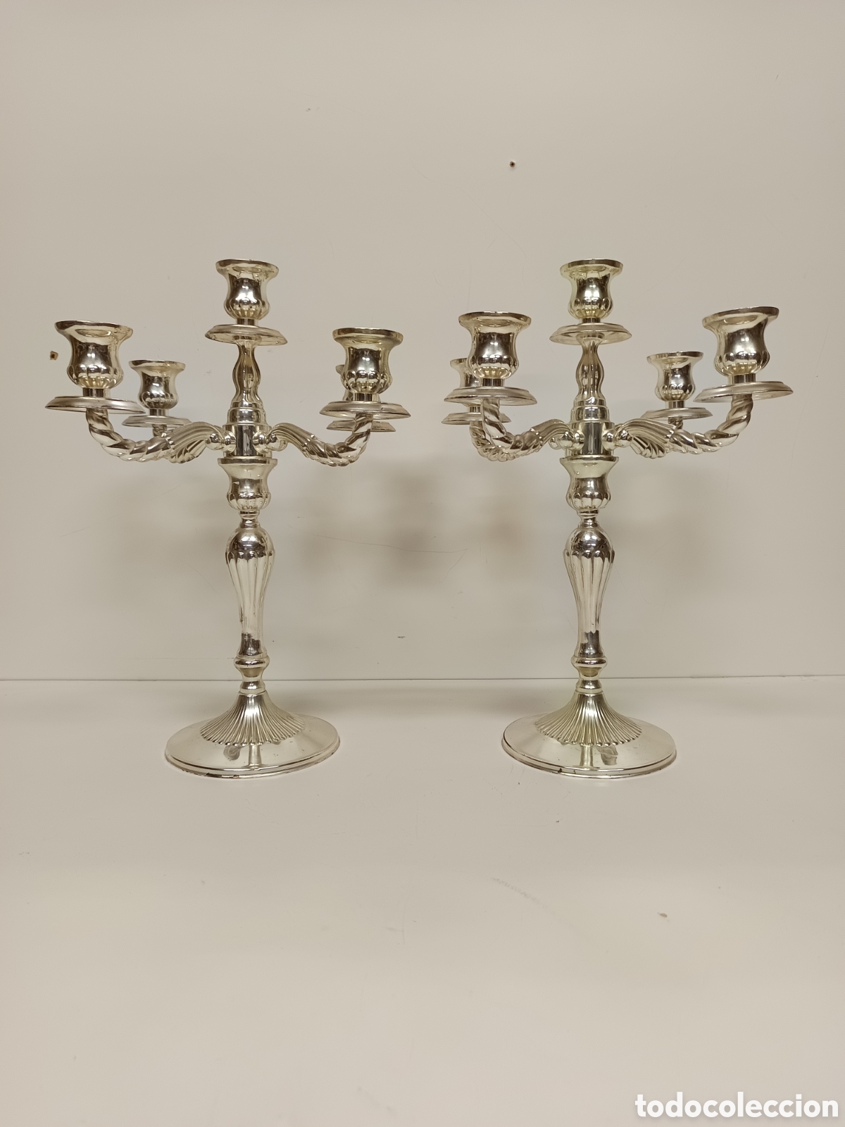 Antig&uuml;edades: Pareja de candelabros en alpaca - Foto 1