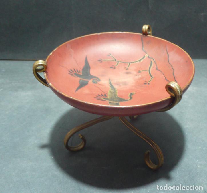 Antig&uuml;edades: PLATO DECORADO CON PIE DE BRONCE - Foto 4