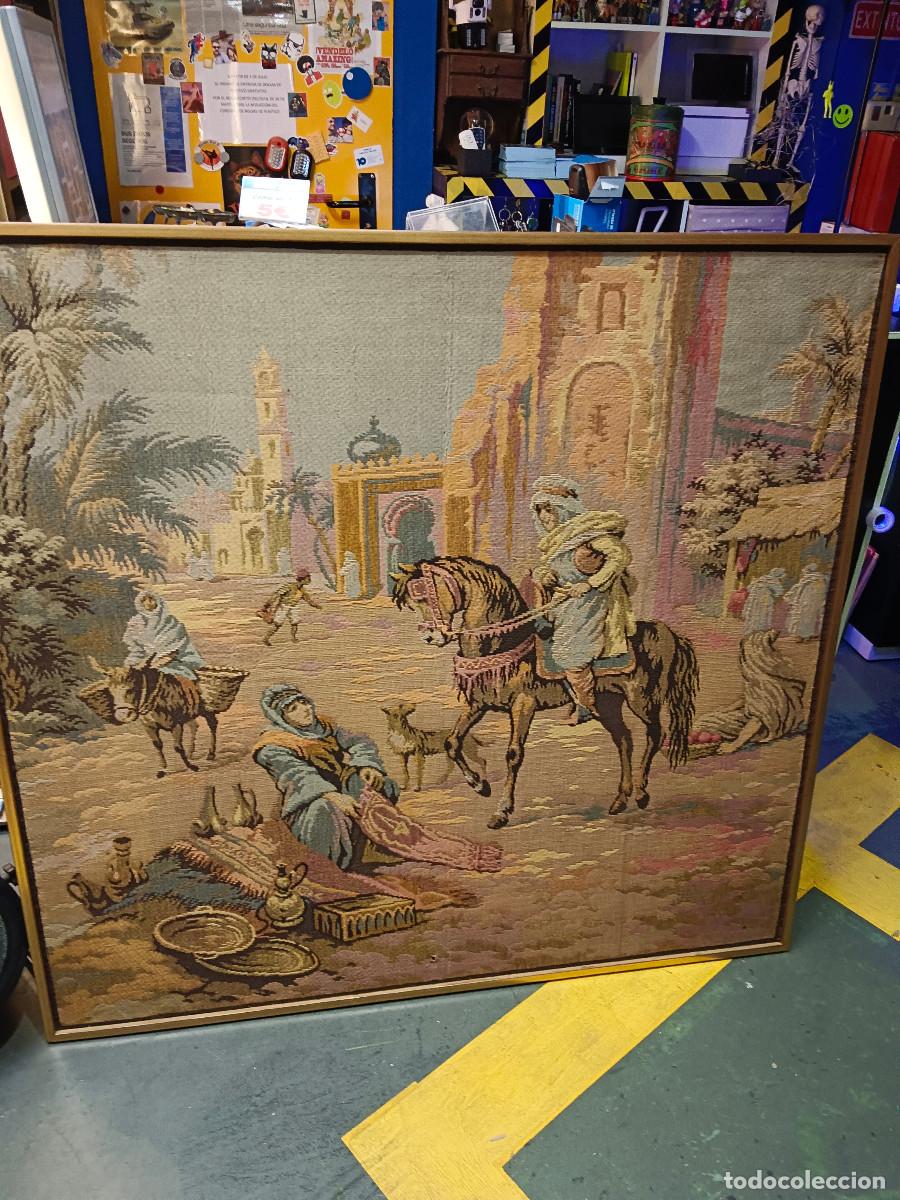 Antig&uuml;edades: Tapiz con escena de mercado &aacute;rabe. Vintage.