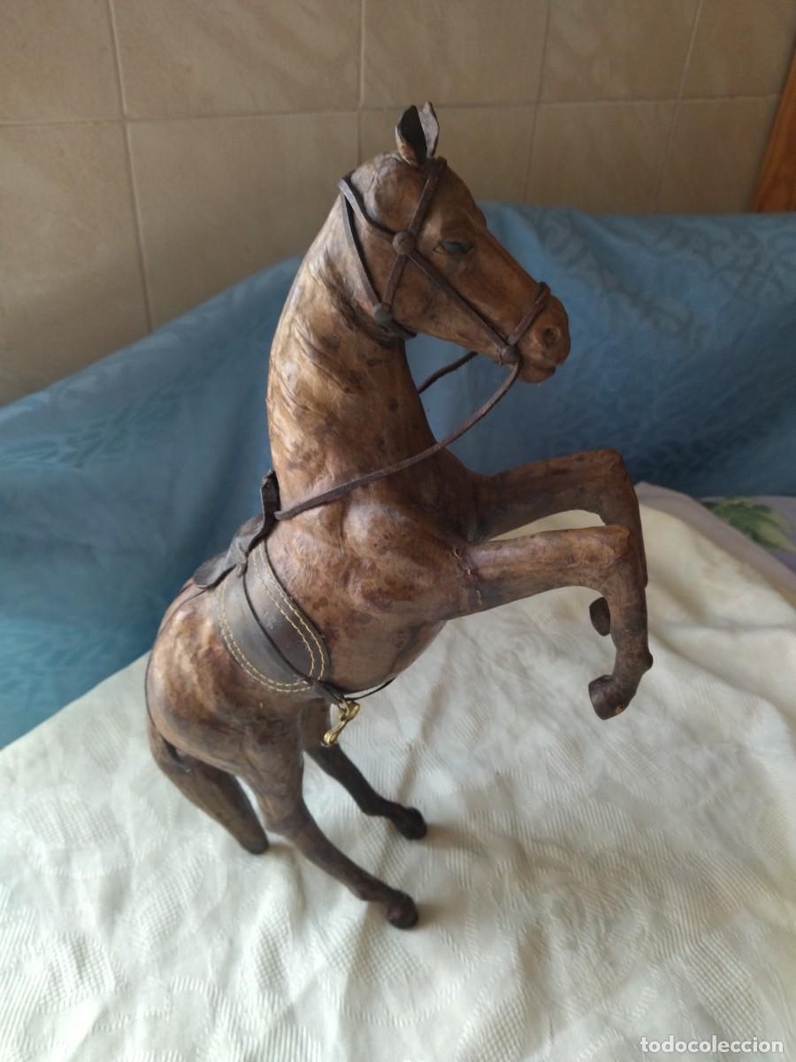 Antig&uuml;edades: Antiguo caballo forrado de cuero. - Foto 1